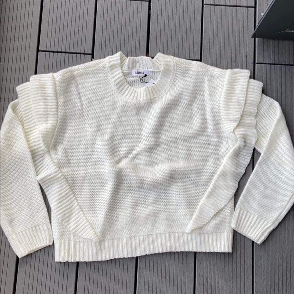 BB Dakota long sleeve short sweater. Size S